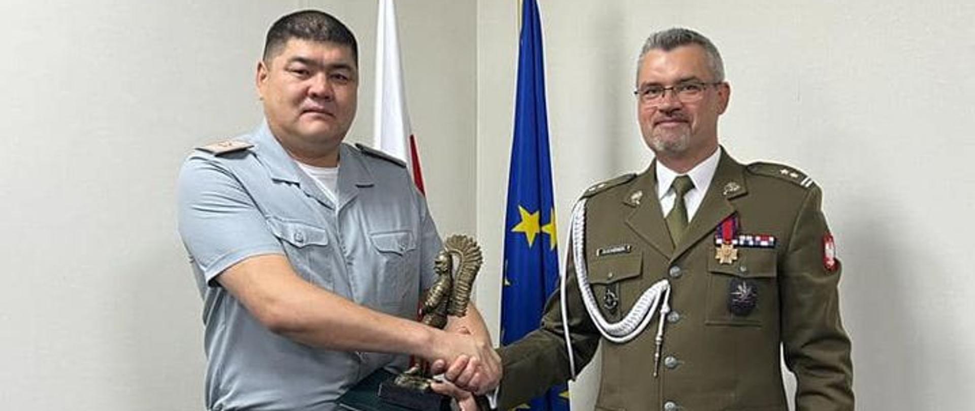 Wrzęczenie wyróżnienia gen-mjr K. Karakulowu 