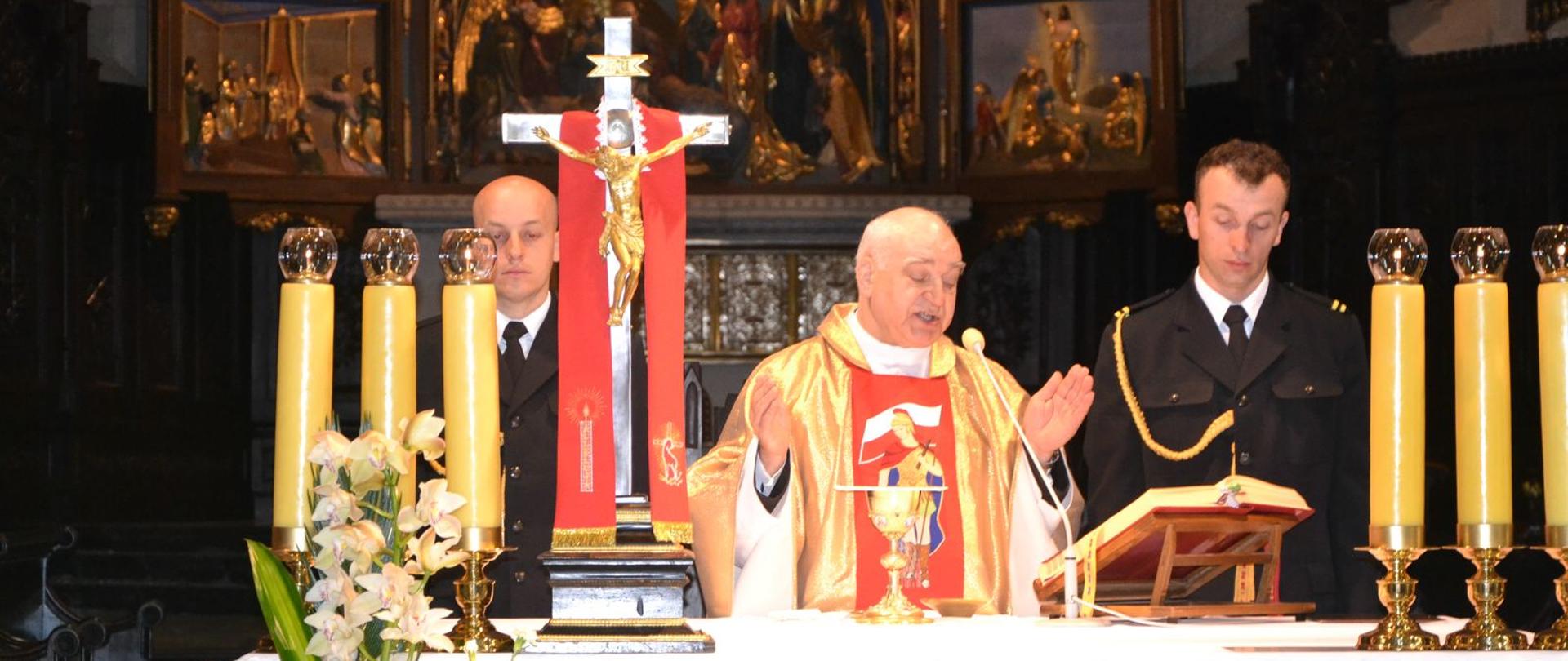 Na zdjęciu ksiądz prałat Mieczysław Rusin oraz dwóch strażaków podczas celebry mszy świętej 