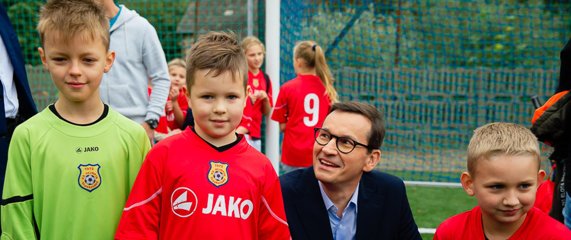 Wspólne zdjęcie młodych piłkarzy z premierem.