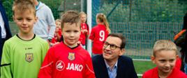 Wspólne zdjęcie młodych piłkarzy z premierem.