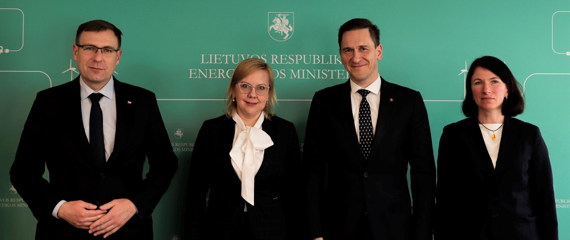 Minister klimatu i środowiska Anna Moskwa wraz z wiceministrem aktywów państwowych Maciejem Małeckimna spotkaniu z ministrem energetyki Republiki Litewskiej Dainiusem Kreivysem