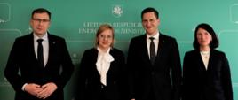 Minister klimatu i środowiska Anna Moskwa wraz z wiceministrem aktywów państwowych Maciejem Małeckimna spotkaniu z ministrem energetyki Republiki Litewskiej Dainiusem Kreivysem