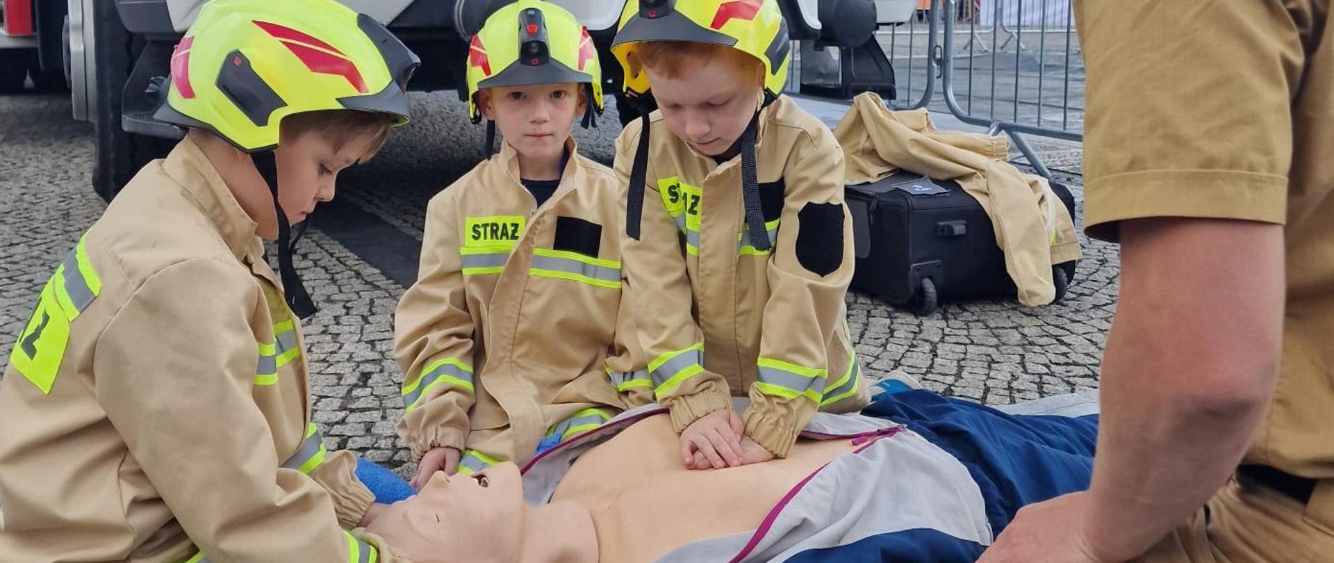 Prewencja społeczna strażaków z Czarnkowa na Dniu Spieczonego Bliźniaka