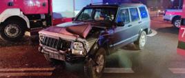 Uszkodzony Jeep w wyniku wypadku na ulicy perzyny. Szary Jeep, w tle Renault z Ochotniczej Straży ze Zwolenia