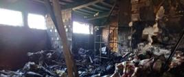 Zdjęcie przedstawia dogaszone dogaszone artykuły gospodarstwa domowego oraz uszkodzenia w budynku magazynowym.