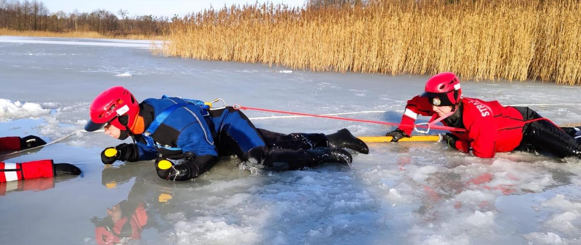 Strażacy ćwiczyli techniki przemieszczania się po kruchym lodzie