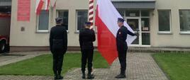 Zdjęcie przedstawia poczet flagowy na terenie JRG1