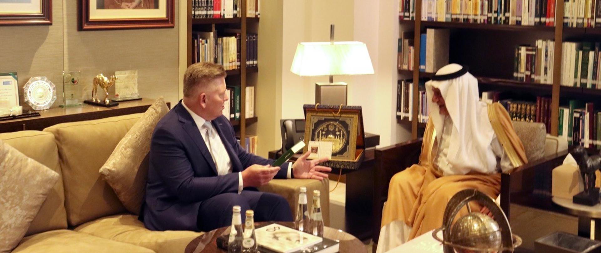 Rozmowa Ambasadora RP Roberta Rostka (po lewo) z Jego Królewską Wysokością księciem Turkim Al-Faisalem, przewodniczącym Rady Dyrektorów King Faisal Center for Research and Islamic Studies.