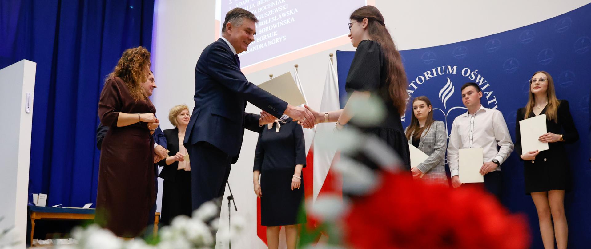 Dyplomy dla stypendystów Prezesa Rady Ministrów i Ministra Edukacji i Nauki