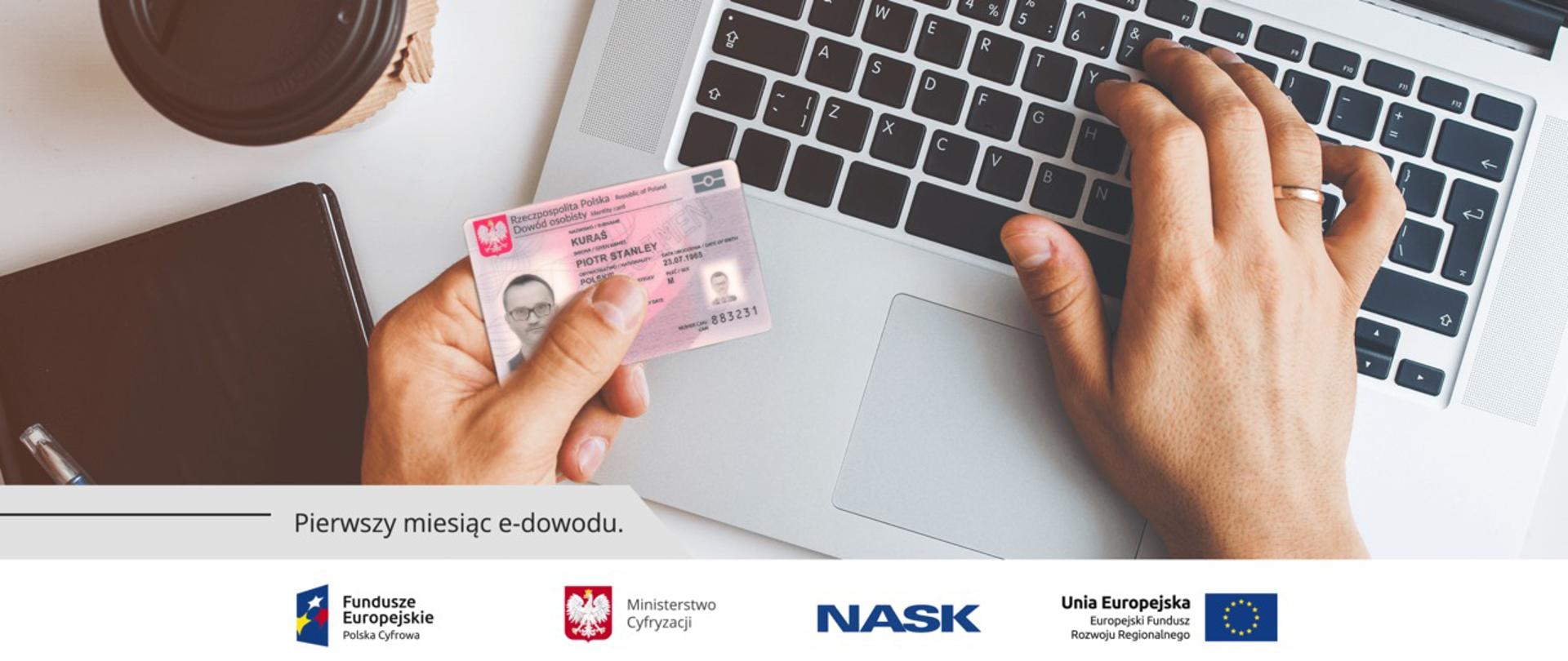 Edowód w ręce mężczyzny. Klawiatura komputera.