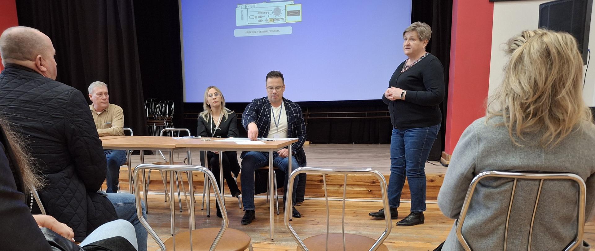 Szkolenie w Mońkach, na zdjęciu uczestnicy i kierownik Oddziału w Mońkach 