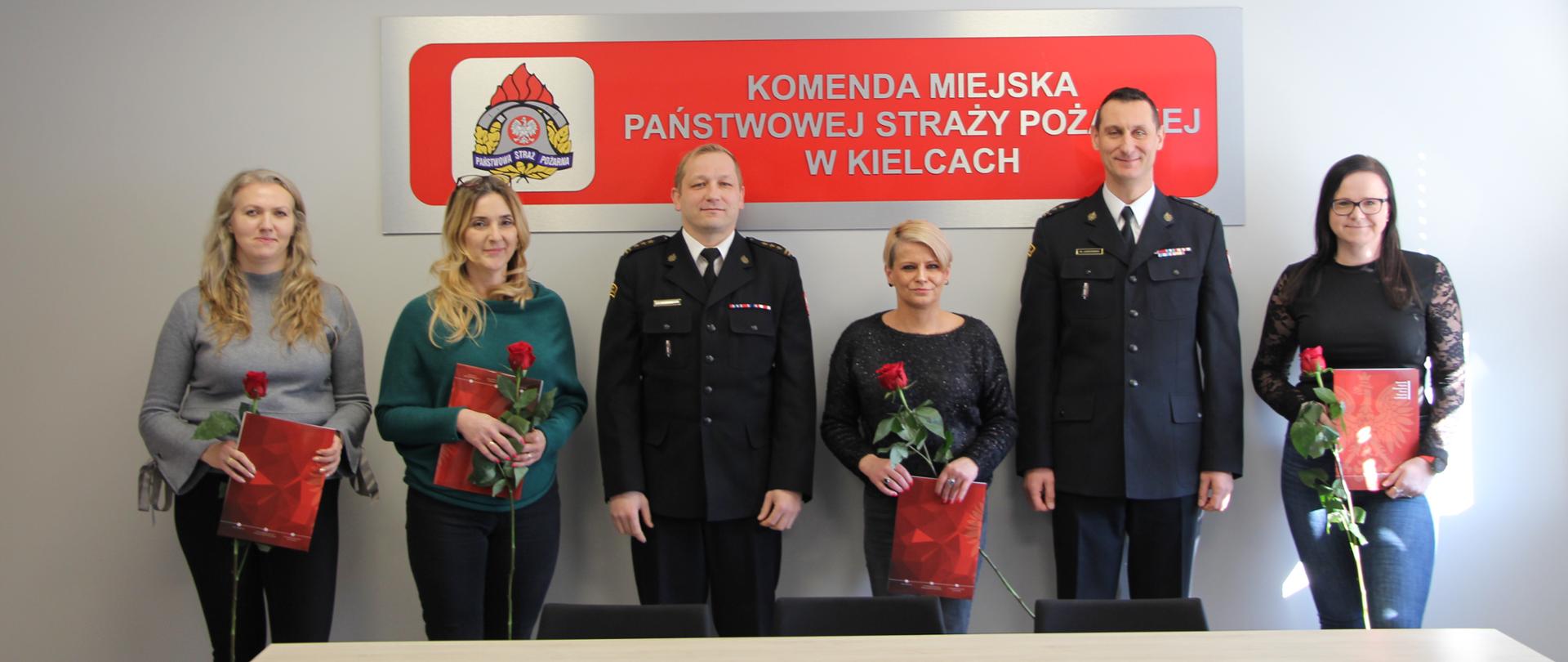 Zdjęcie przedstawia pracowników służby cywilnej wraz z kierownictwem Komendy Miejskiej Państwowej Straży Pożarnej w Kielcach