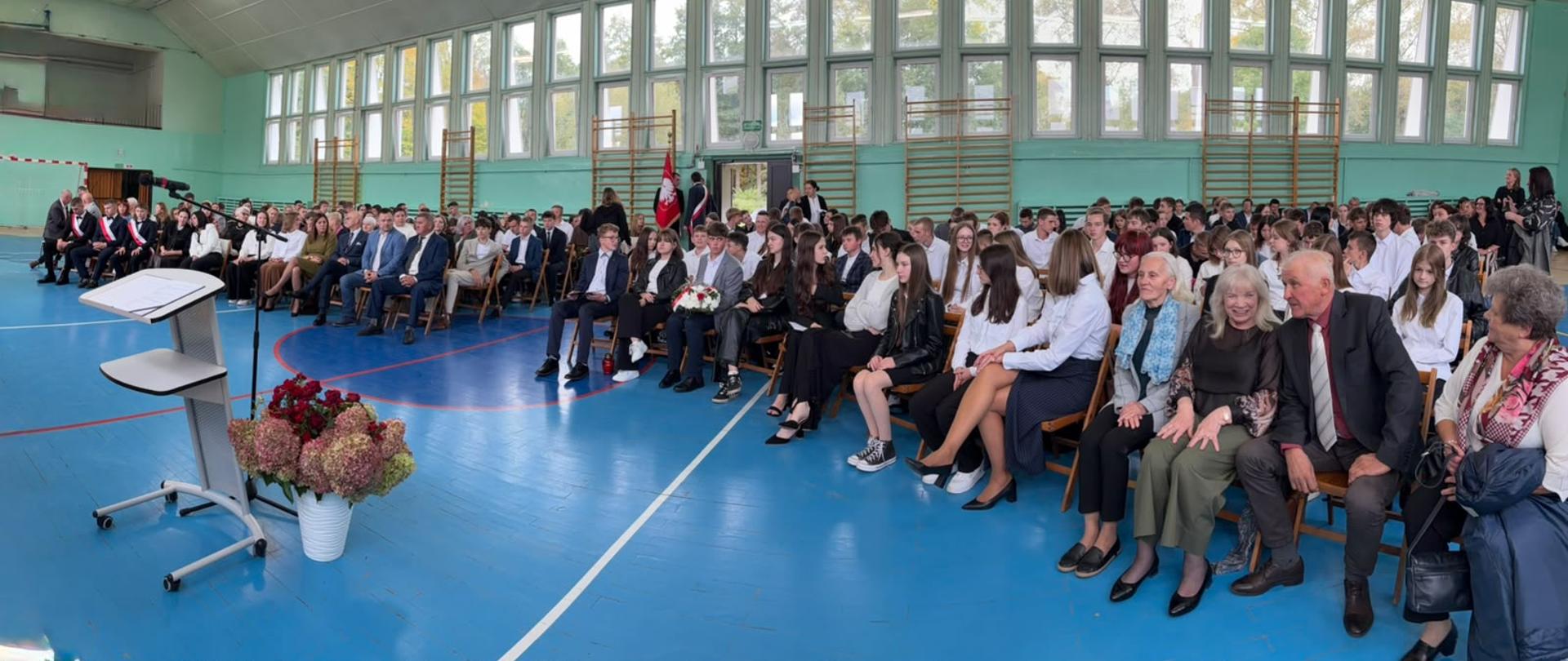 Społeczność szkoły i zaproszeni goście podczas uroczystości 