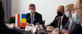 Minister rozwoju i technologii Piotr Nowak i minister przedsiębiorczości i turystyki Rumunii Constantin-Daniel Cadariu w trakcie obrad okrągłego stołu gospodarczego Polski i Rumunii