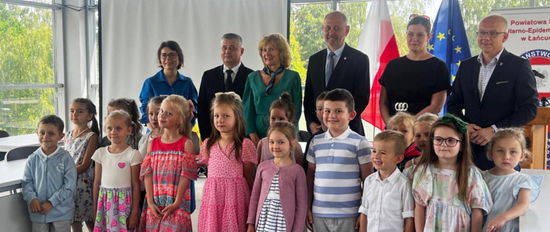 Zdjęcie Państwowego Inspektora sanitarnego w Łańcucie, pracowników Państwowej Inspekcji sanitarnej w Łańcucie, Wójta Gminy Markowa, przedstawicieli Urzędu Gminy Łańcut, Urzędu Gminy Czarna oraz uczestników konkursu plastycznego "Czyste powietrze wokół nas"