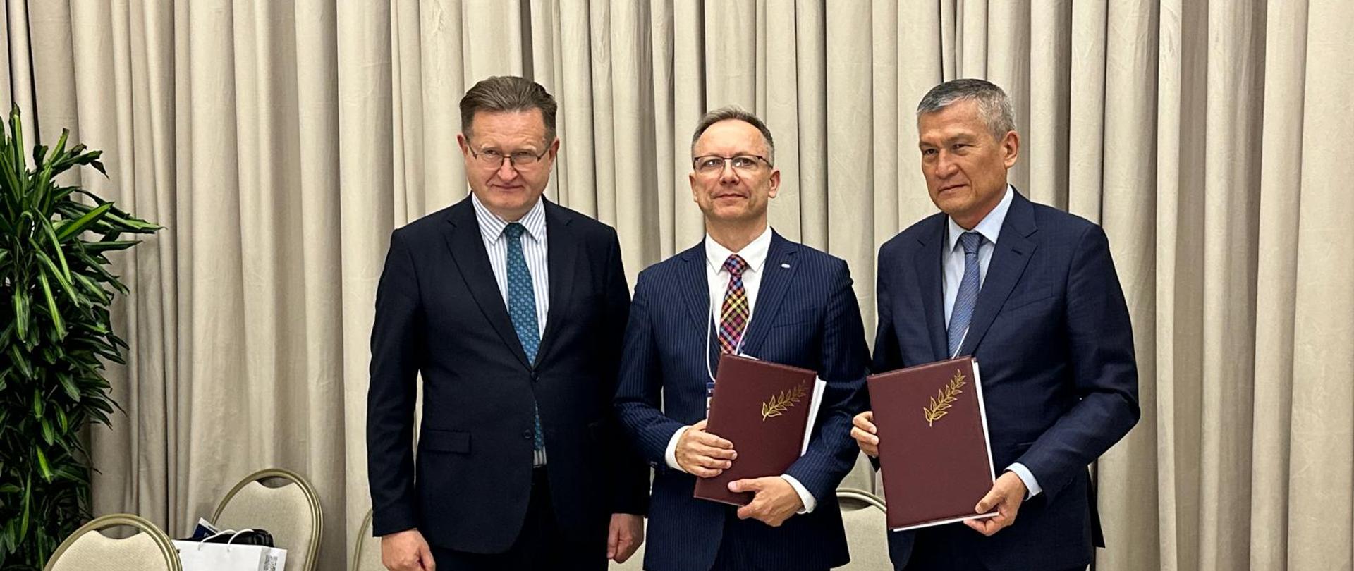 Na zdjęciach widoczni są: Marian Przeździecki – Chargé d’Affaires a.i. Rzeczypospolitej Polskiej w Uzbekistanie Khursanov Abdulla Khalmuradovich – Dyrektor Generalny „Almalyk MMC” s.d.; ; Piotr Szewczyk – Prezes Zarządu APS Energia S.A. 