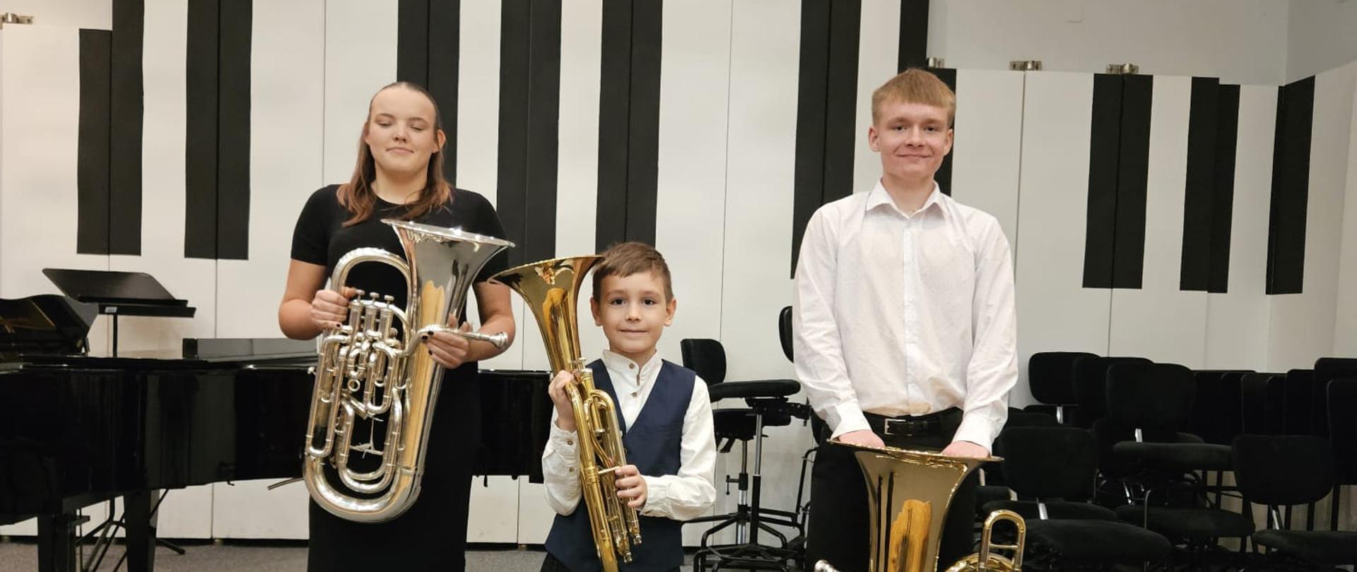 Wykonawcy stoją na scenie.