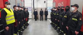 Zdjęcie przedstawia strażaków nieuczestniczących w pożegnaniu asp. sztab. Grzegorza Cisło 