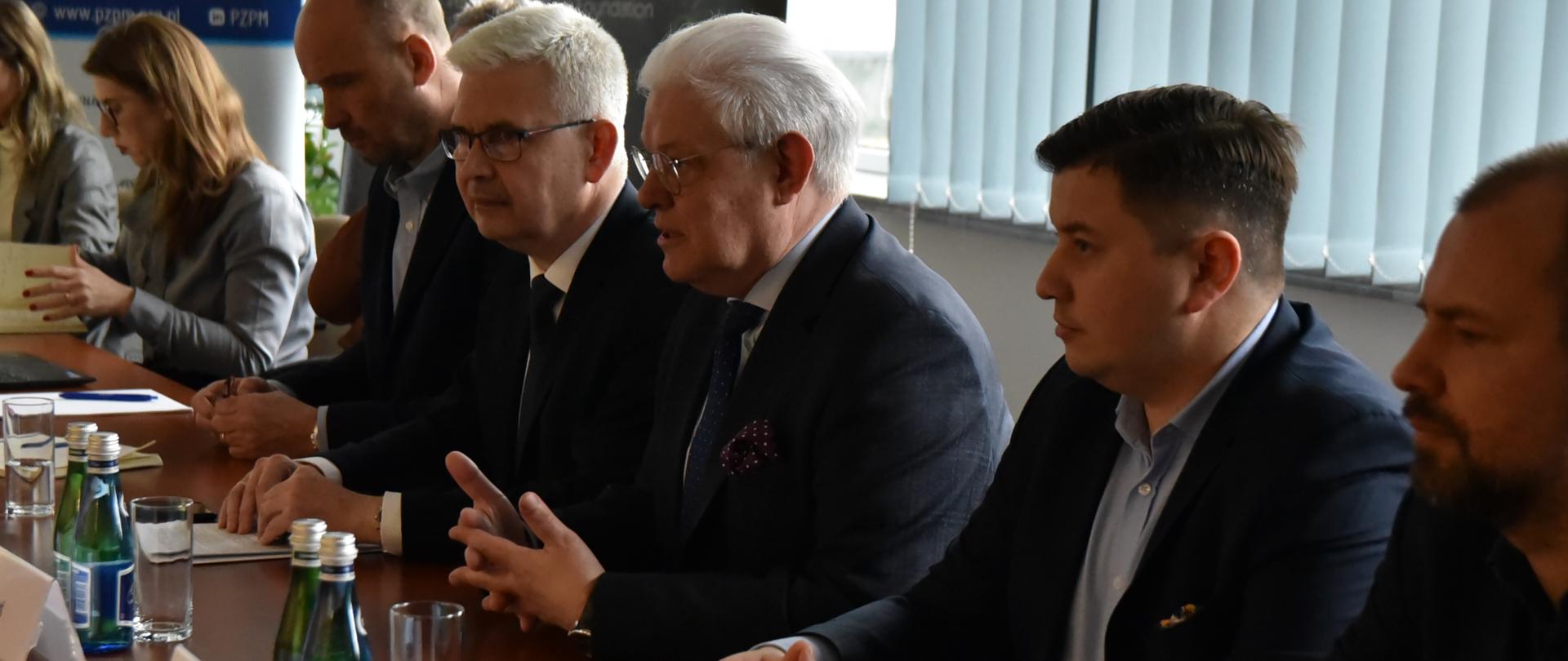 Wiceminister Ireneusz Zyska wziął udział w prezentacji raportu o elektryfikacji transportu