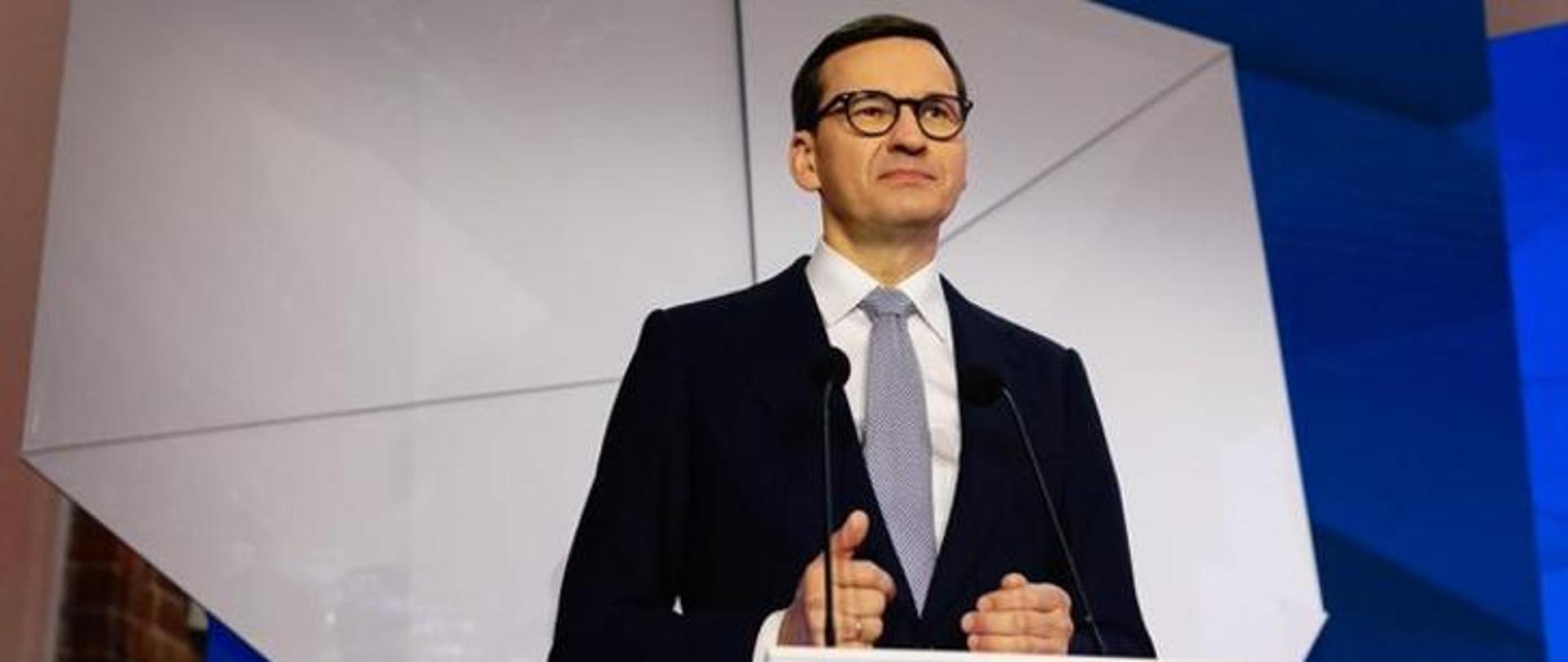 Premier Mateusz Morawiecki podczas konferencji prasowej w Nidzicy
