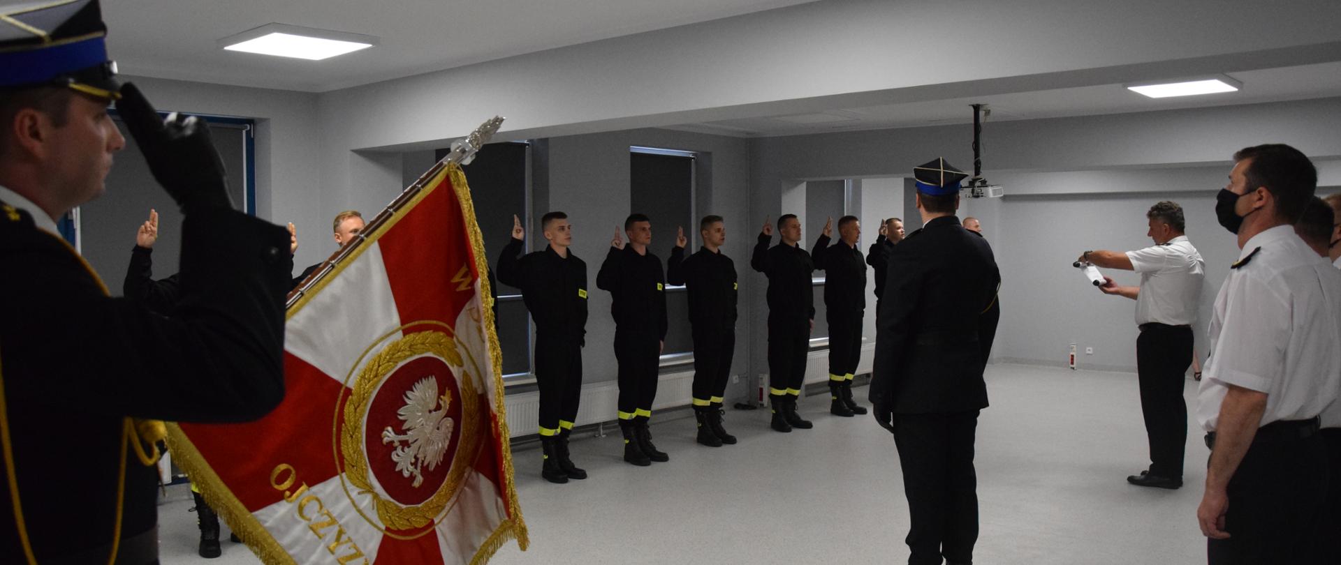Uroczystość ślubowania nowo przyjętych strażaków 