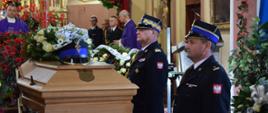 Przy trumnie zmarłego asysta komendanta wojewódzkiego i powiatowego PSP. W tle kapelan strażaków, prezbiterium.