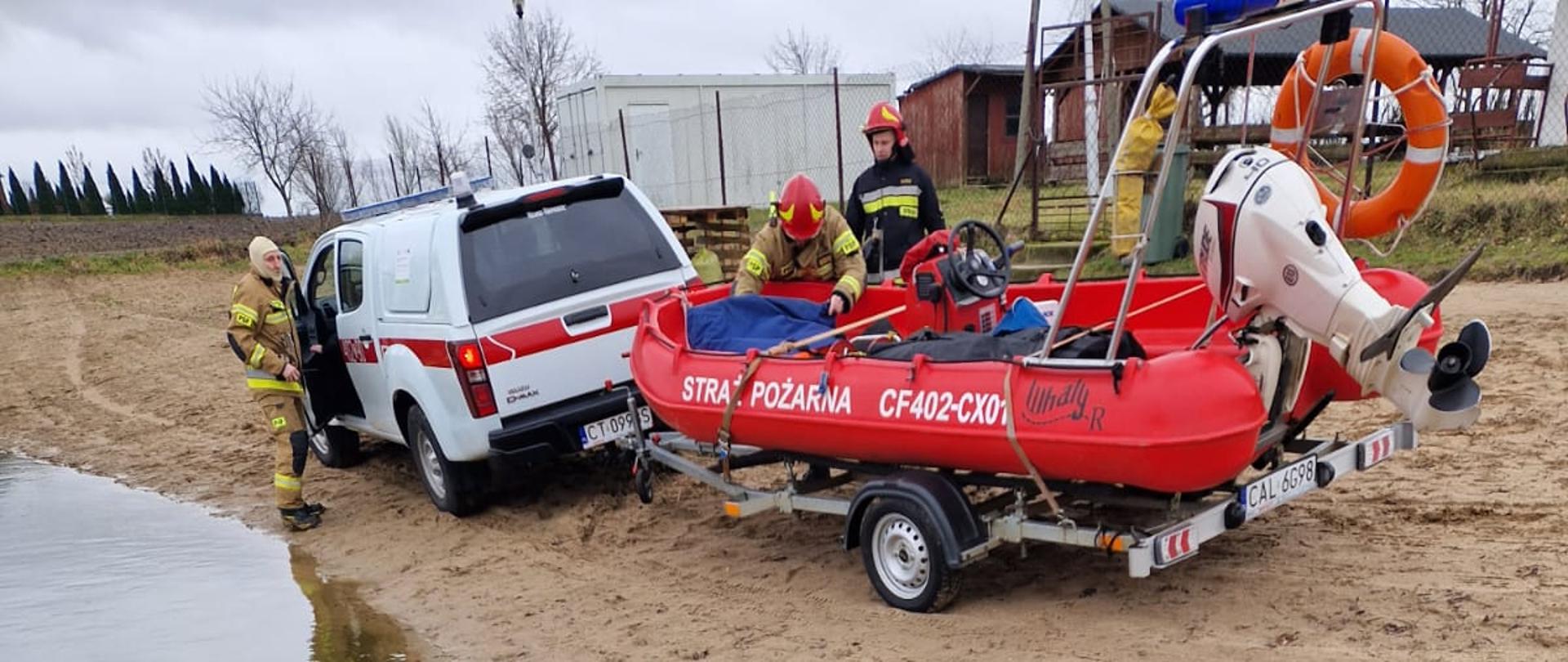 Strażacy w łodzi na jeziorze podczas ćwiczeń