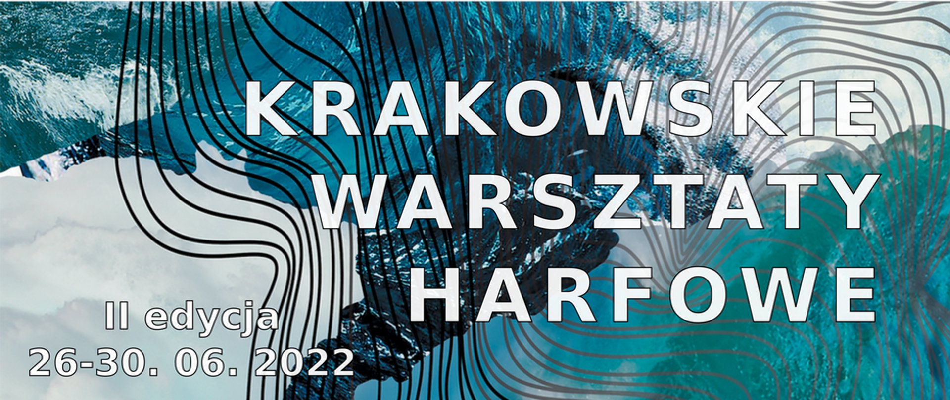 Plakat wydarzenia; tło w kolorystyce niebieskiej, grafika tła przypomina fragmenty fal morskich; na tym tle czarno-szare, krzywe linie. Z prawej strony napis dużą, białą czcionką: Krakowskie Warsztaty Harfowe. W lewym dolnym rogu mniejszą czcionką: II edycja 26-30. 06. 2022