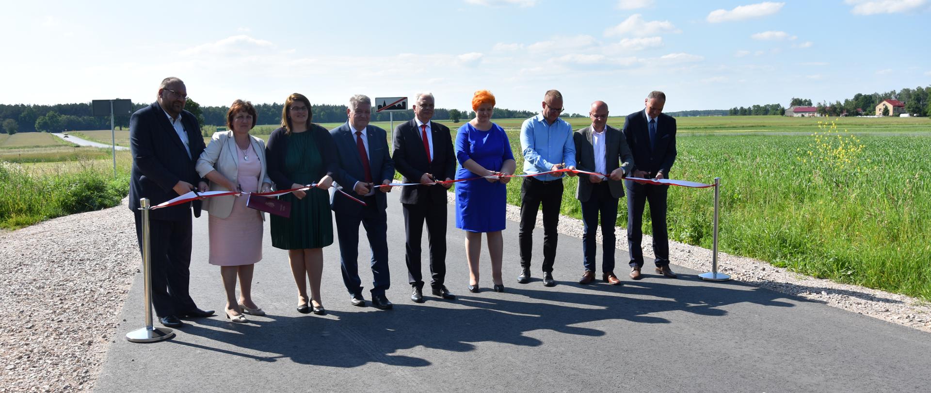 W uroczystości oddania do użytku dróg powiatu sokołowskiego uczestniczyli m.in. Wiceminister Zdrowia Waldemar Kraska, Wicewojewoda Mazowiecki Sylwester Dąbrowski oraz Anna Kaszuba, Kierownik Delegatury MUW w Siedlcach