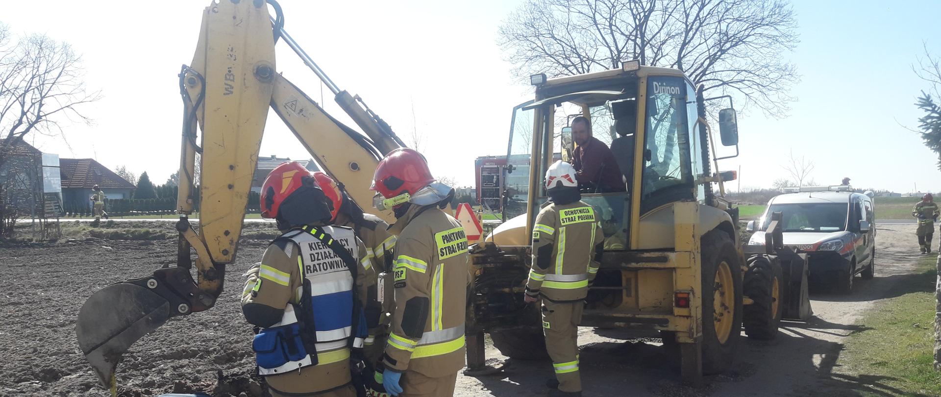 Na zdjęciu funkcjonariusze PSP wraz z pracownikami gazowni w tle koparka