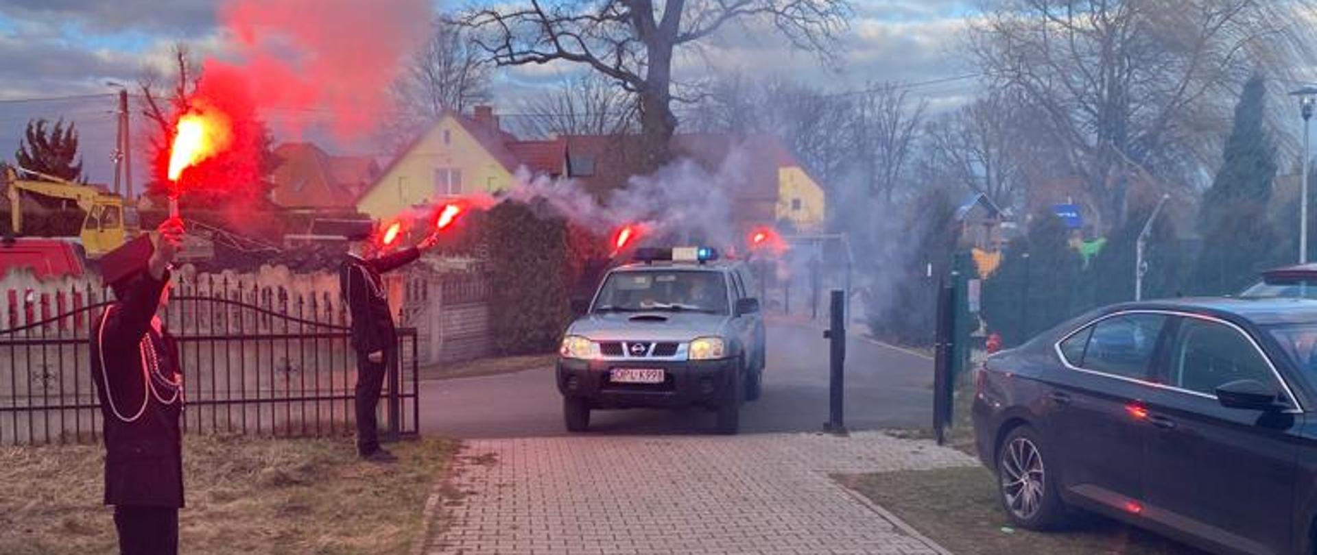 Zdjęcie samochodu nissan pickup wjeżdżającego na plac OSP Sieroszowice