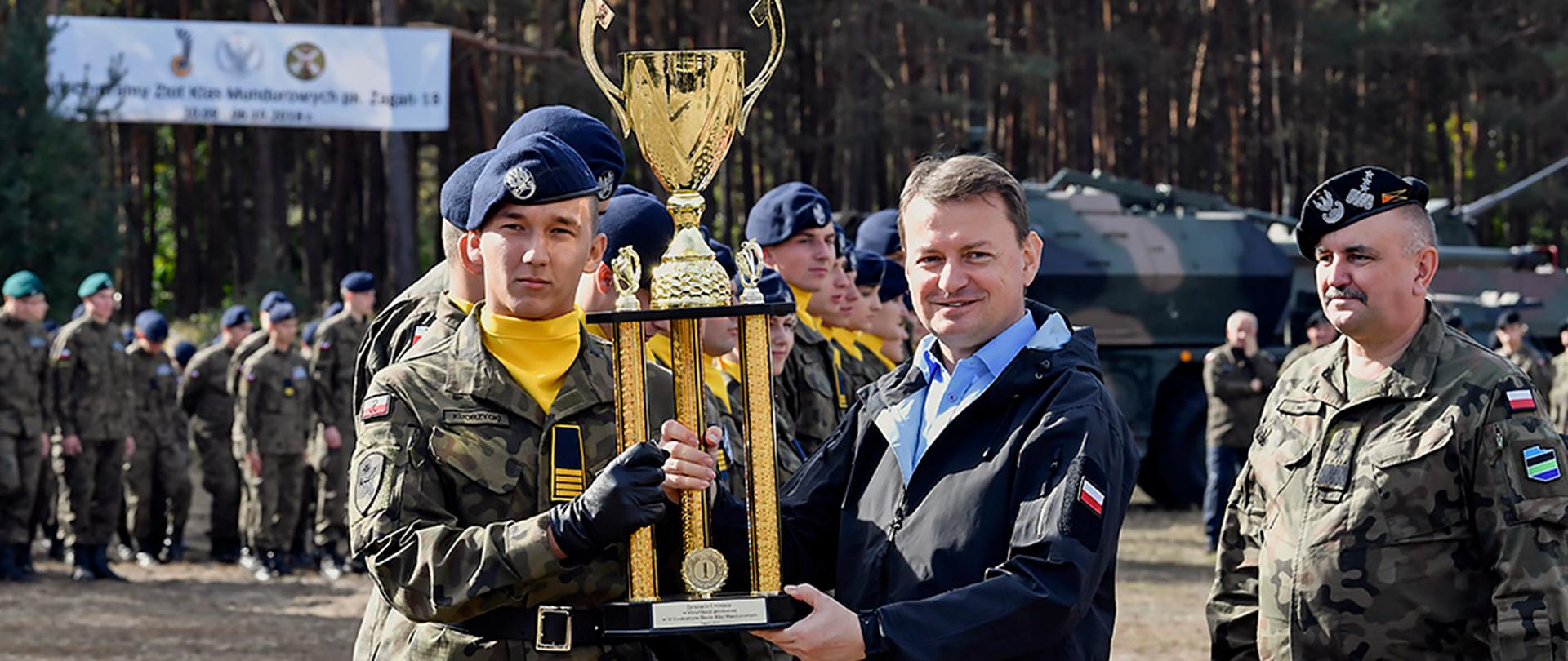 Spotkanie ministra z uczniami podczas finału IV Centralnego Zlotu Klas Mundurowych w Żaganiu 