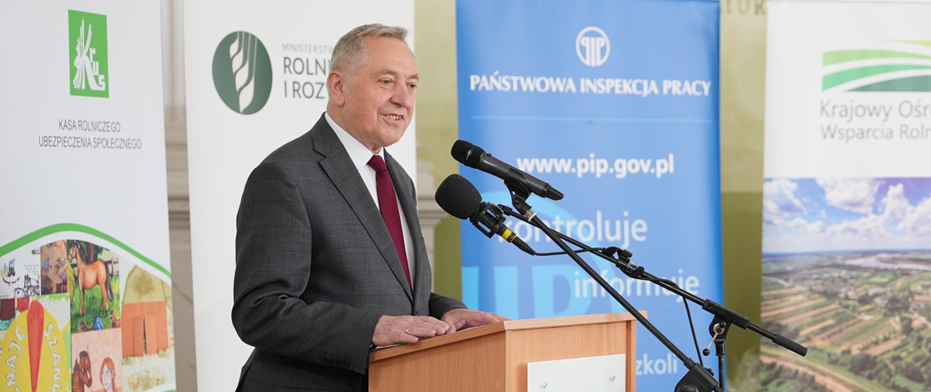 Wicepremier, minister rolnictwa i rozwoju wsi Henryk Kowalczyk podczas przemówienia
