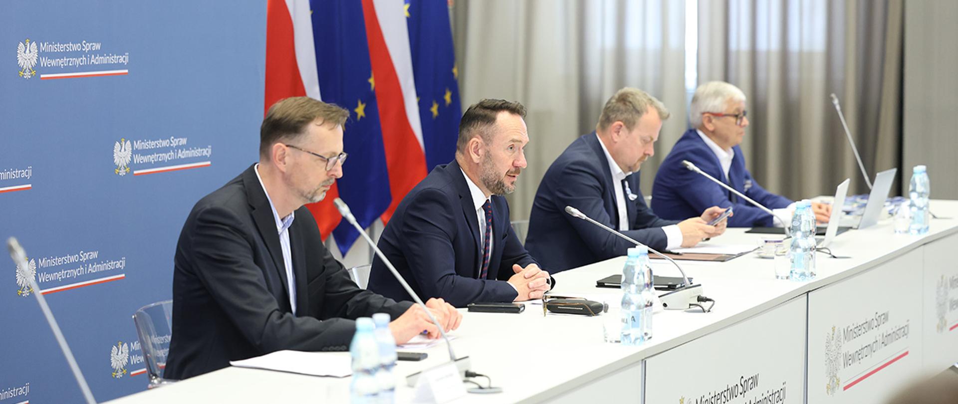 Na zdjęciu widać prezydium, wiceminister Tomasz Szymański zabiera głos