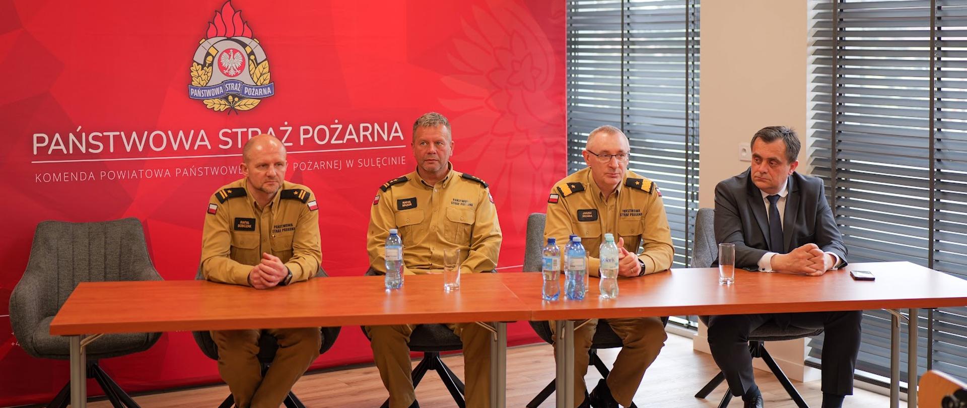 Lubuski Komendant Wojewódzki w towarzystwie Komendanta Powiatowego w Sulęcinie, Z-cy Komendanta Powiatowego oraz Starosty Sulęcińskiego