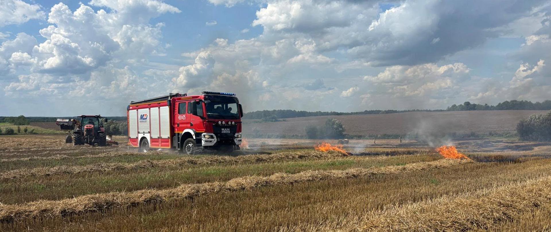 Pożar pola i maszyny podczas żniw