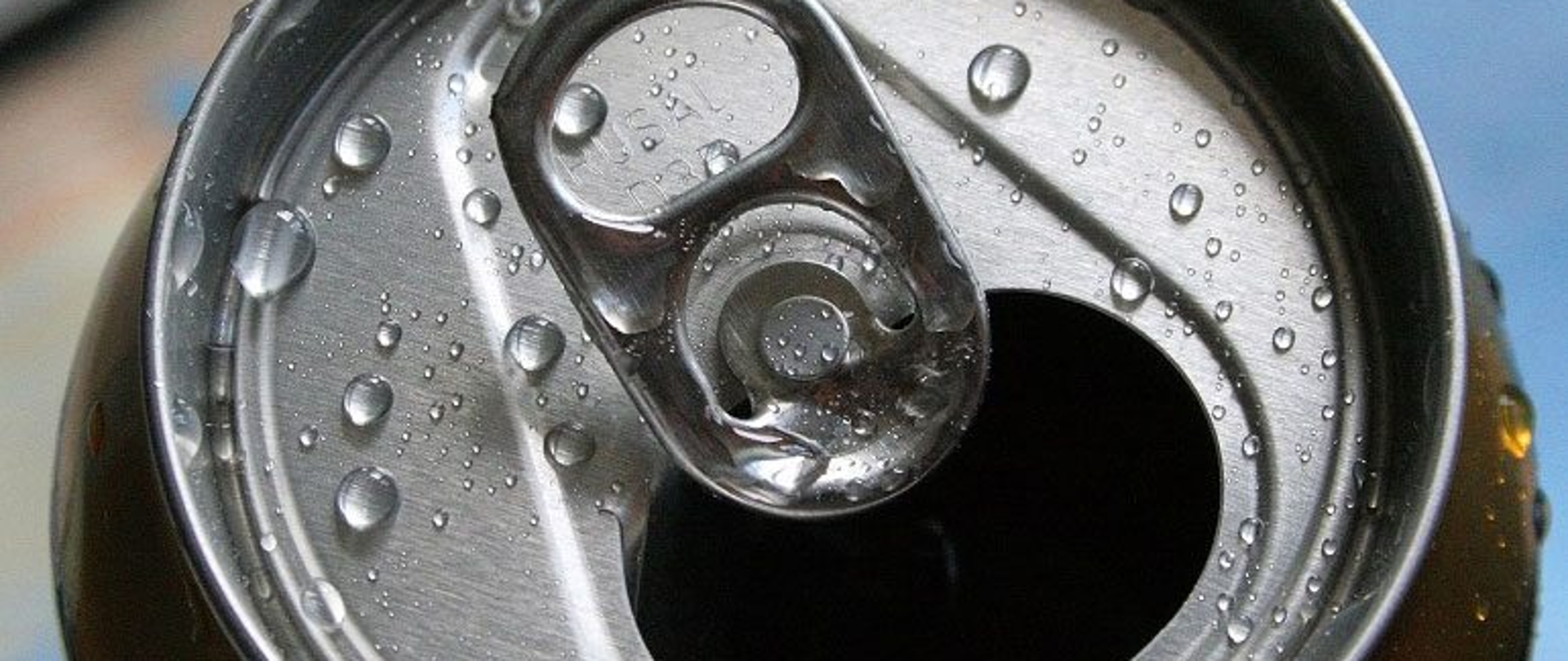 puszka z napojem energetyzującym widziana z góry