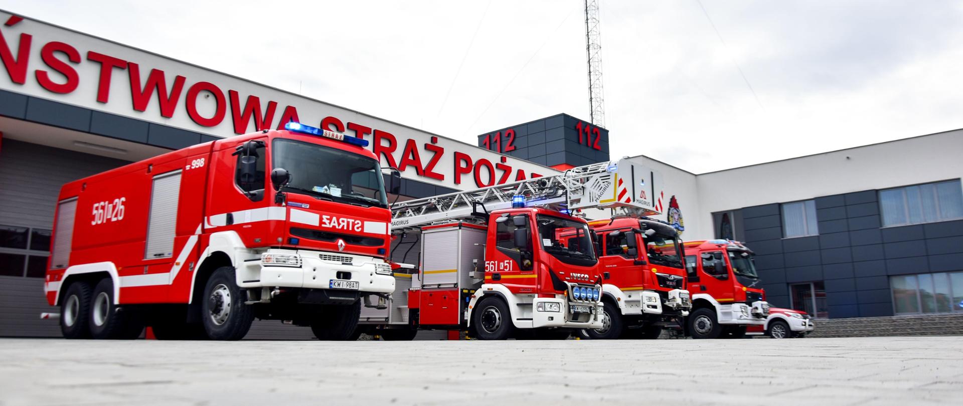 Pojazdy PSP na tle budynku PSP w Wieliczka