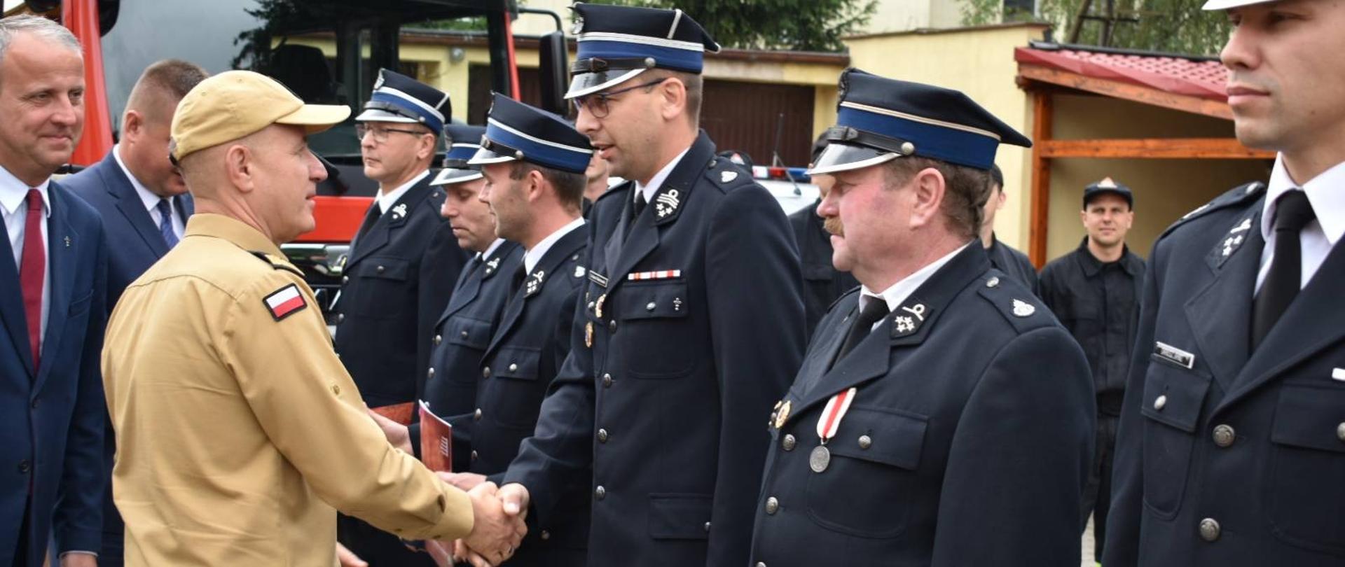 Komendant Główny PSP wręcza promesy dla ochotniczych straży pożarnych z pow. wągrowieckiego