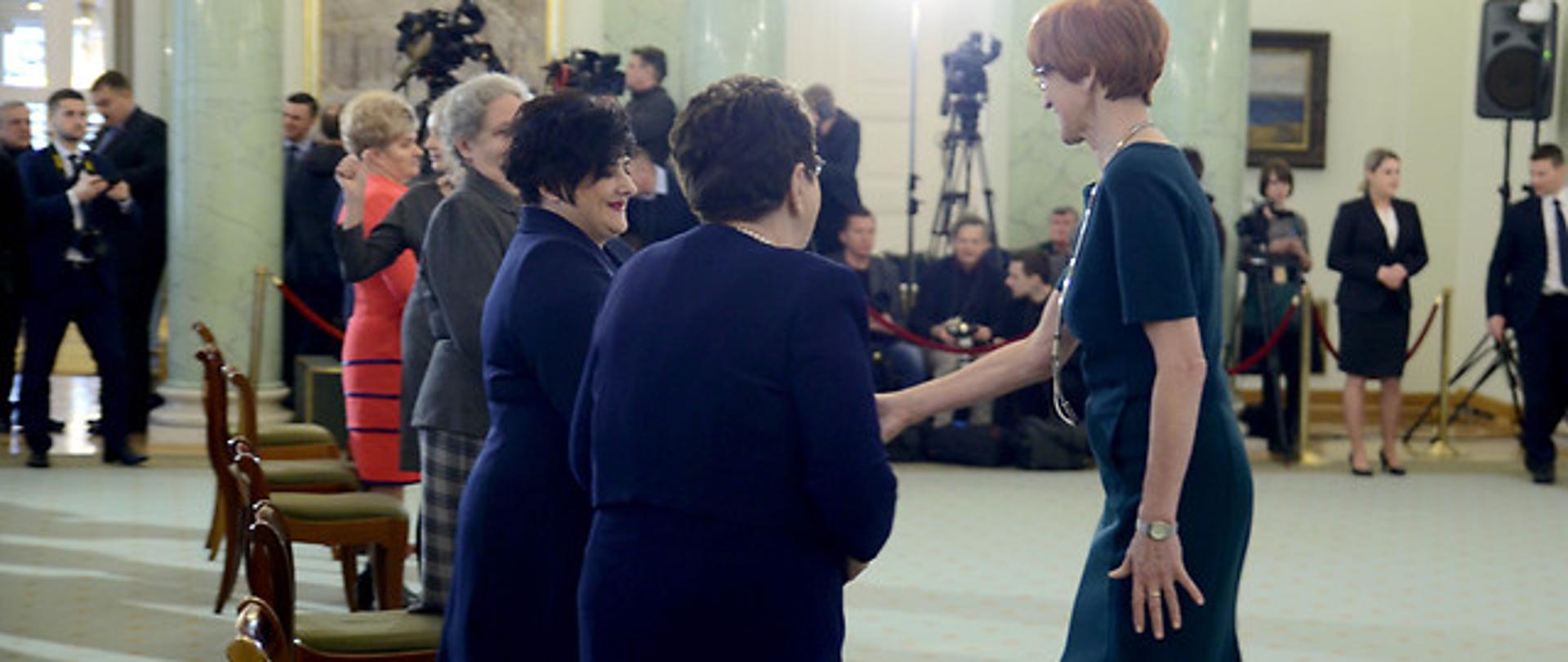 Prezydent Andrzej Duda wręczył odznaczenia państwowe matkom szczególnie zasłużonym w wychowywaniu dzieci. 