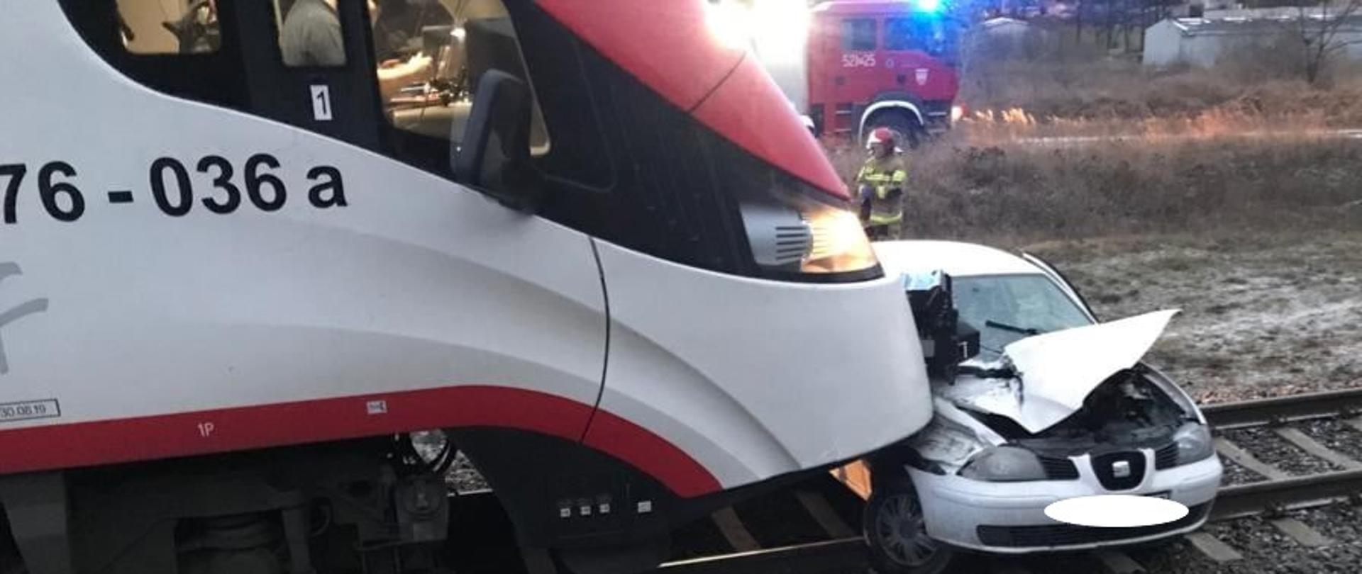 Zderzenie na przejeździe kolejowym w Parkowie pociągu osobowego relacji Piła Główna – Leszno z samochodem osobowym marki SEAT IBIZA