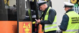 Kontrola autobusu szkolnego i kierowcy prowadzona przez funkcjonariuszy mazowieckiej Inspekcji Transportu Drogowego.