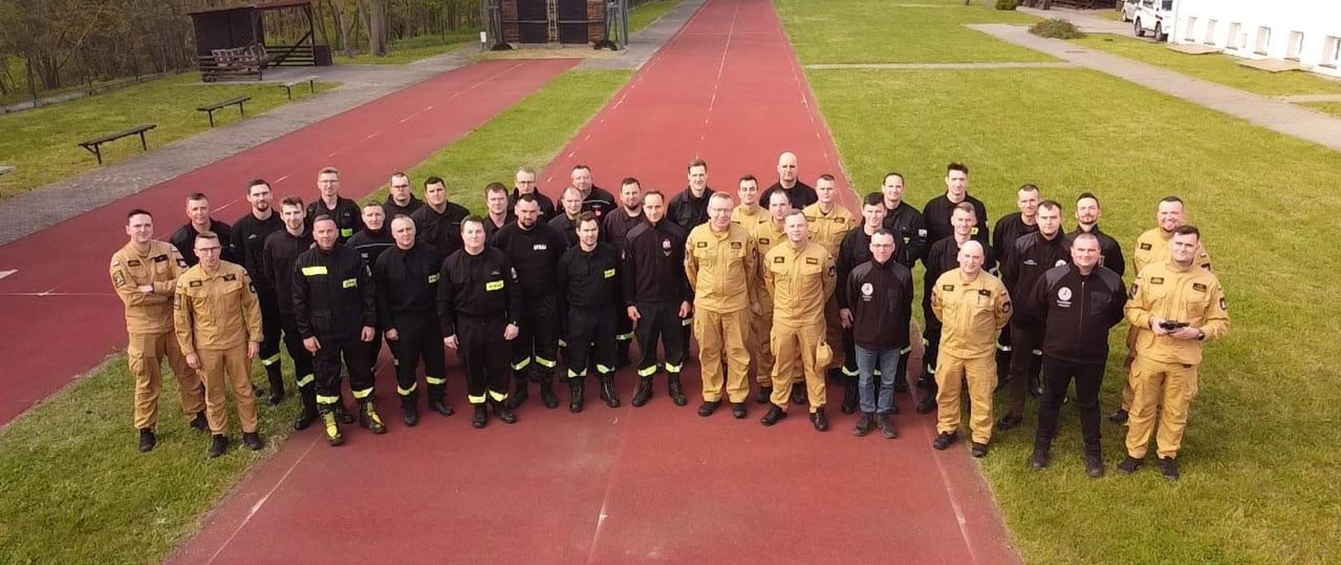 Pamiątkowe zdjęcie zbiorowe funkcjonariuszy oraz druhów biorących udział w warsztatach