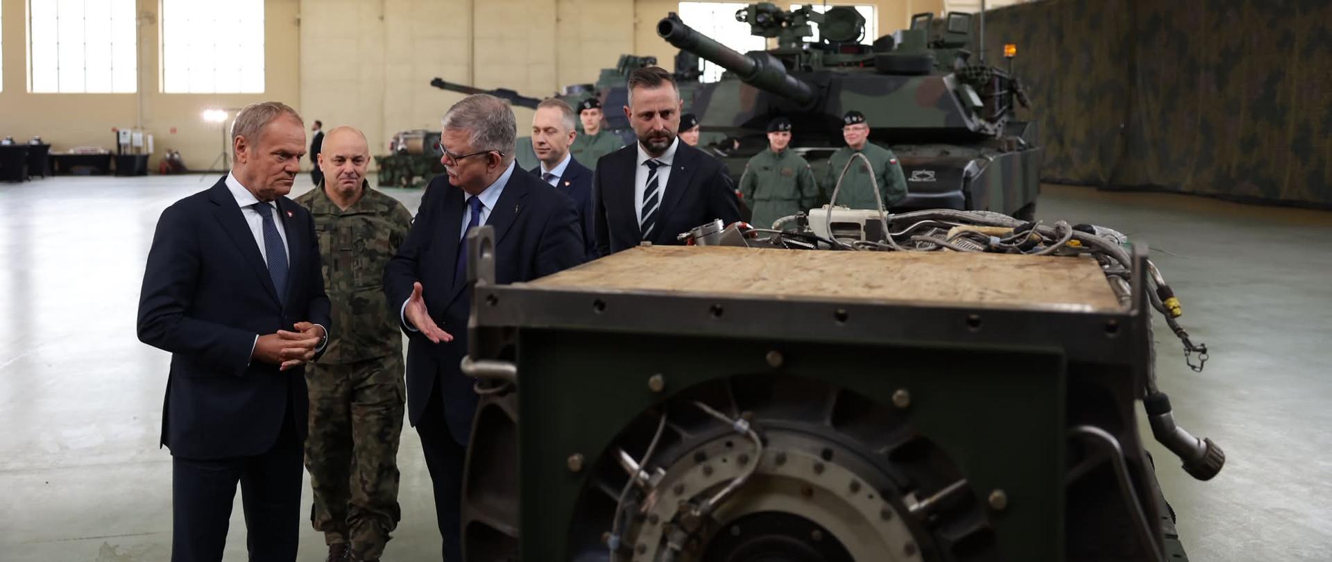 Premier Donald Tusk oraz Wicepremier, Minister Obrony Narodowej Władysław Kosiniak-Kamysz uczestniczyli w podpisaniu umowy między Wojskowymi Zakładami Lotniczymi a firmą Honeywell dotyczącej autoryzowanego centrum serwisowego silników do amerykańskich czołgów Abrams.