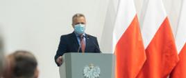 Wojewoda przemawia podczas uroczystości 