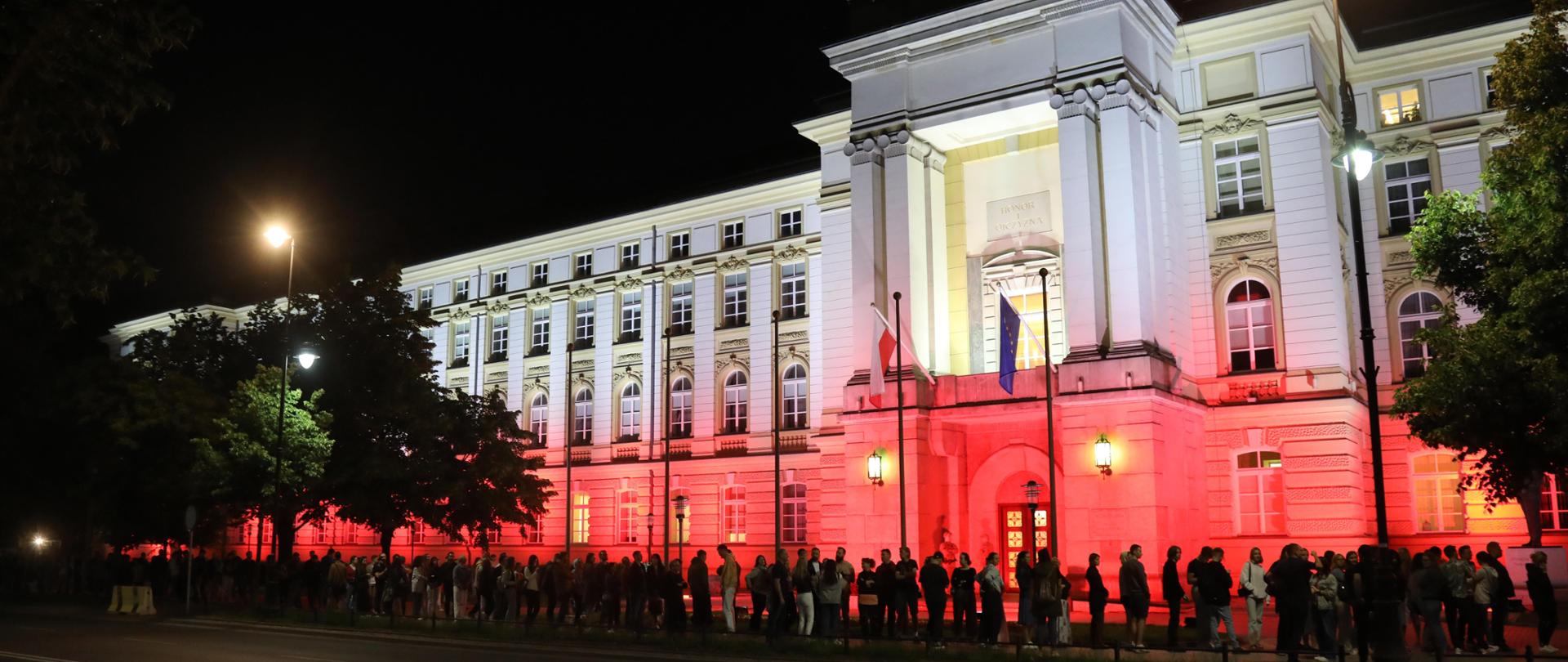 Budynek KPRM podczas Nocy Muzeów podświetlony na biało-czerwono