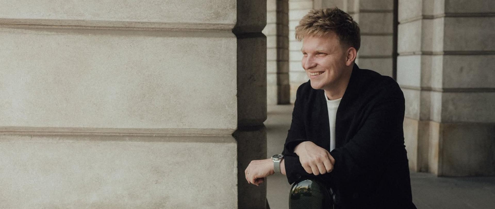 Absolwent ZPSM na tle kolumn betonowych