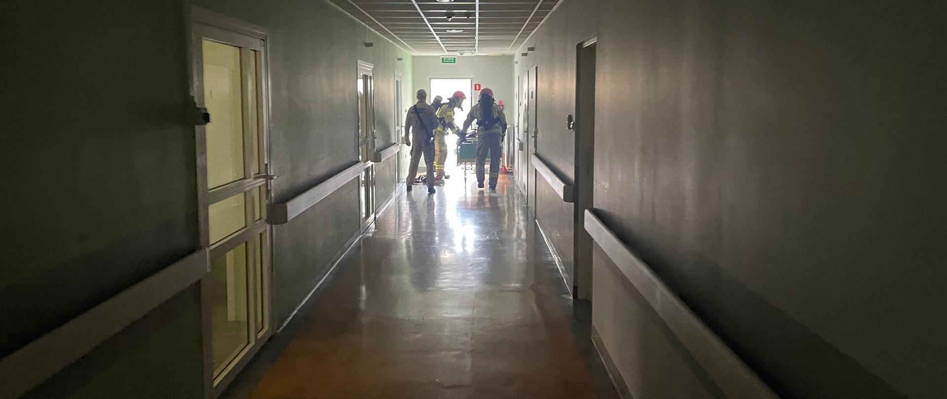 Ewakuacja poszkodowanych na łóżkach szpitalnych w zabezpieczeniu dróg oddechowych