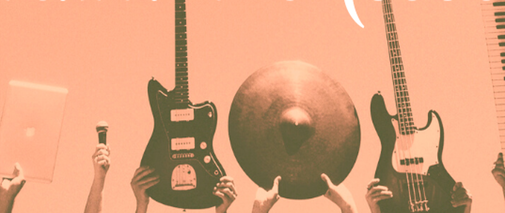 Grafika informująca od planie zajęć od czwartku do soboty. Zajęcia w piątek 13.10.2023 odbywają się bez zmian, dni wolne od zajęć lekcyjnych 12.10.2023 (czwartek), 14.10.2023 (sobota)
Białe napisy na łososiowym tle, cztery randomowo rozłożone nuty oraz w dolnej części różne instrumenty trzymane w górze. Pokazane są tylko części rąk z dłońmi.
