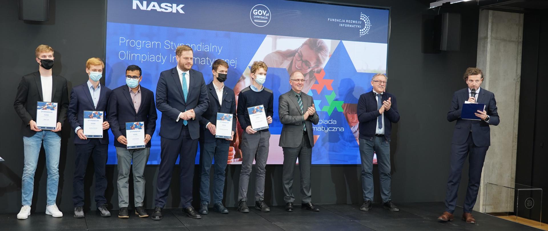 Minister Janusz Cieszyński z laureatami podczas Inauguracji Programu Stypendialnego Olimpiady Informatycznej.